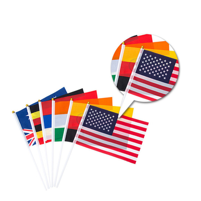 Personifizierte Hand- Flaggen, die kleine Flagge mit Plastik-Polen wellenartig bewegen