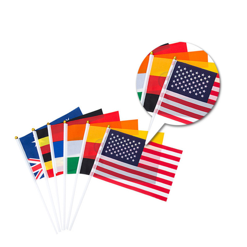 Personifizierte Hand- Flaggen, die kleine Flagge mit Plastik-Polen wellenartig bewegen